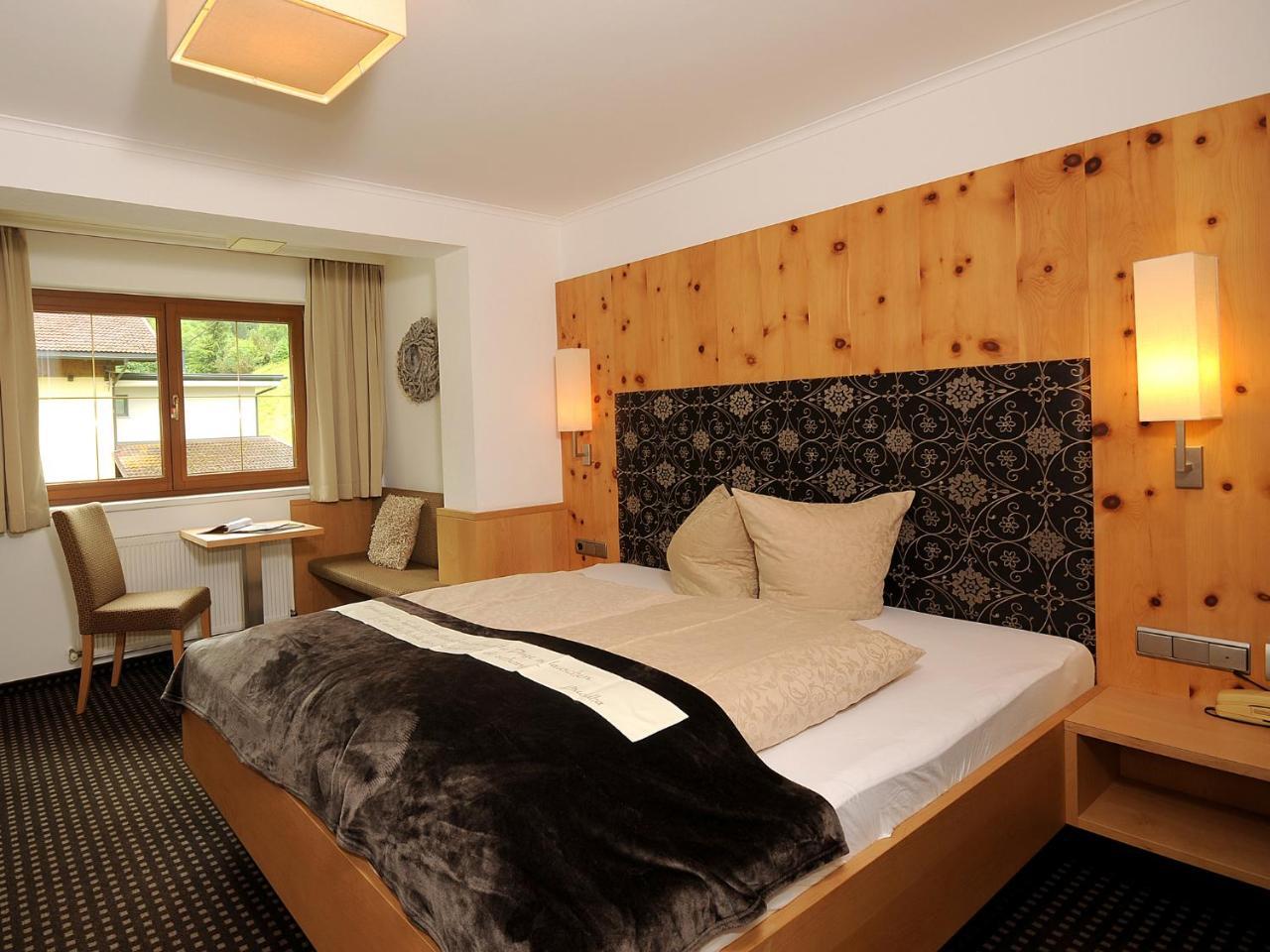 Hotel Burgschrofn ทักซ์ ภายนอก รูปภาพ