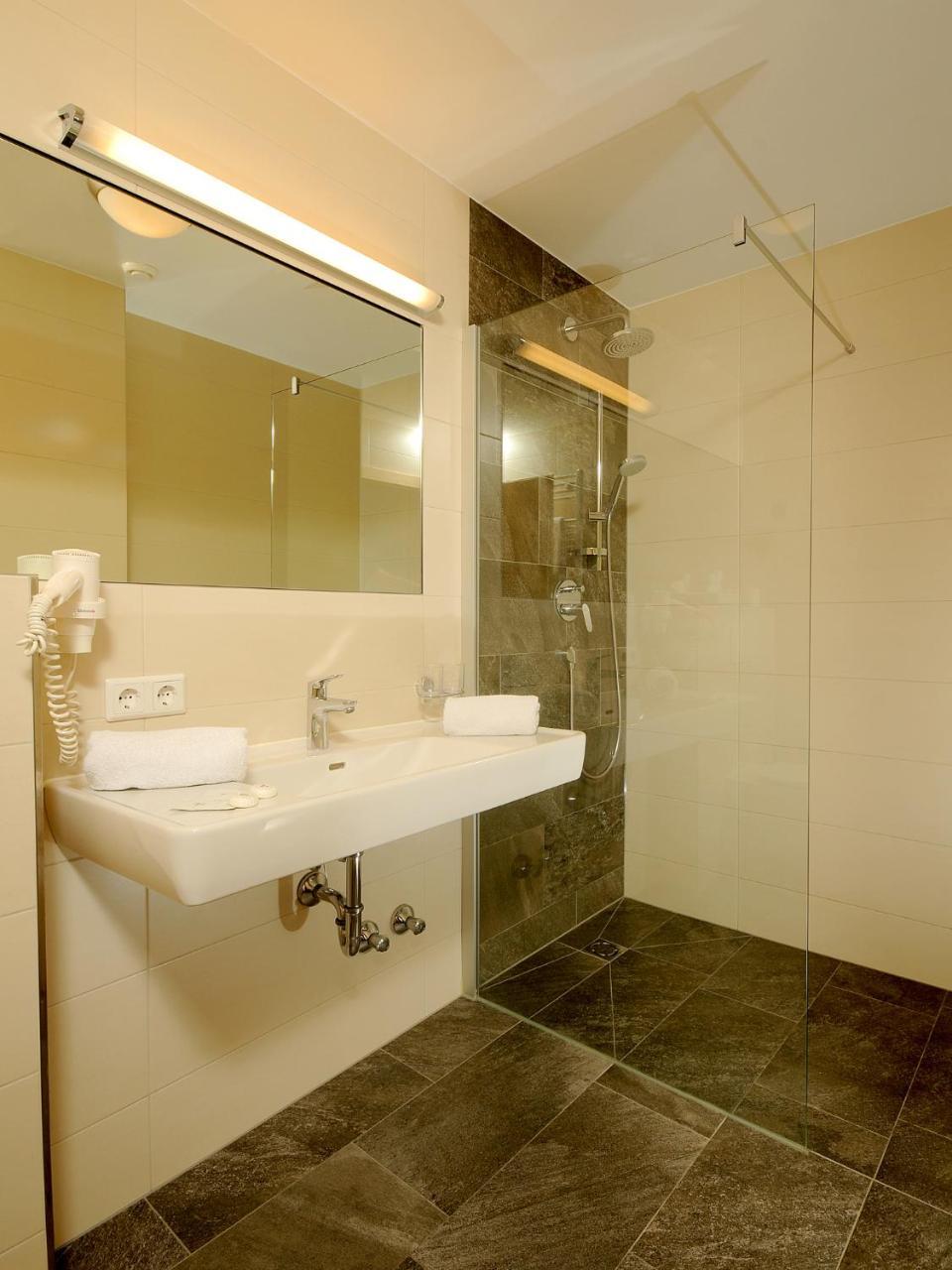 Hotel Burgschrofn ทักซ์ ภายนอก รูปภาพ