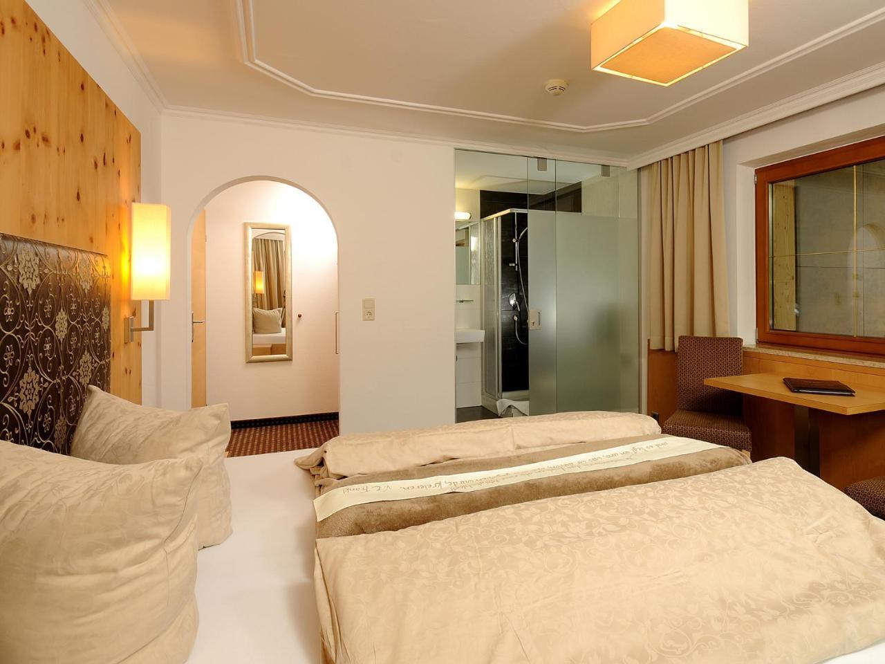 Hotel Burgschrofn ทักซ์ ภายนอก รูปภาพ
